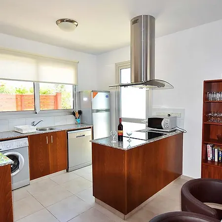 Vilă Luxury 5 Bedroom With Pool In Coral Bay Peyia