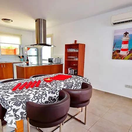 Vilă Luxury 5 Bedroom With Pool In Coral Bay Peyia